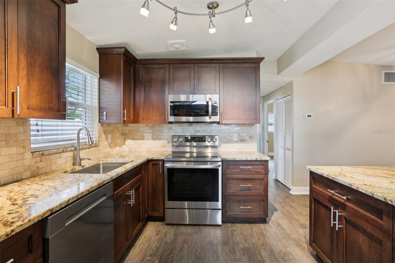 205 SE Jefferson Circle N, Saint Petersburg, FL 33703 Photo