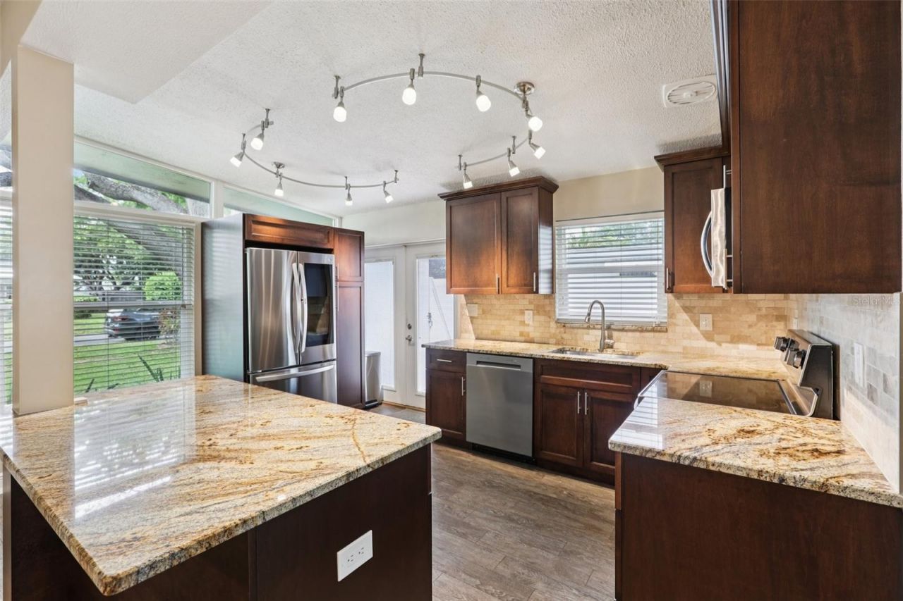 205 SE Jefferson Circle N, Saint Petersburg, FL 33703 Photo