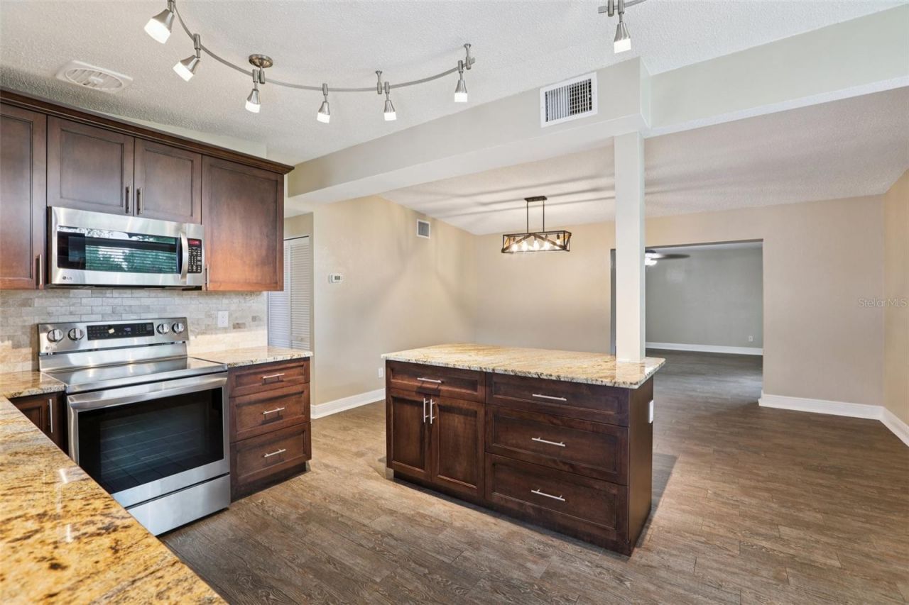 205 SE Jefferson Circle N, Saint Petersburg, FL 33703 Photo