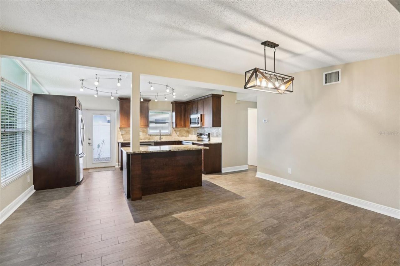 205 SE Jefferson Circle N, Saint Petersburg, FL 33703 Photo