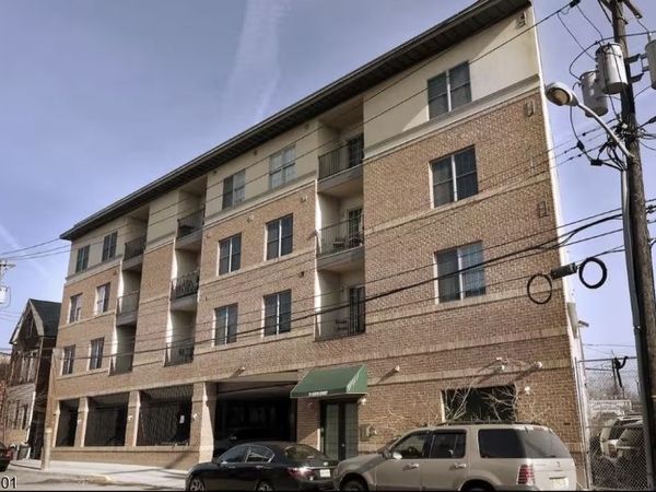 15 Tichenor Ln, Newark, NJ 07114