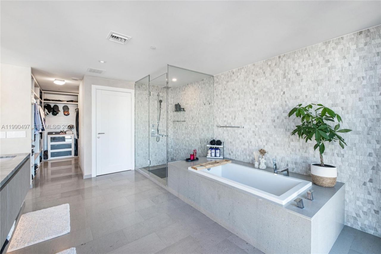 68 SE 6th St, Unit 3711, Miami, FL 33131 Photo