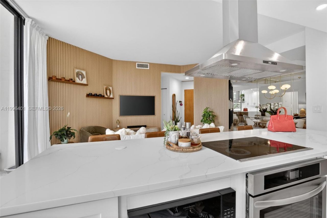 20185 E Country Club Dr, Unit 204, Aventura, FL 33180 Photo