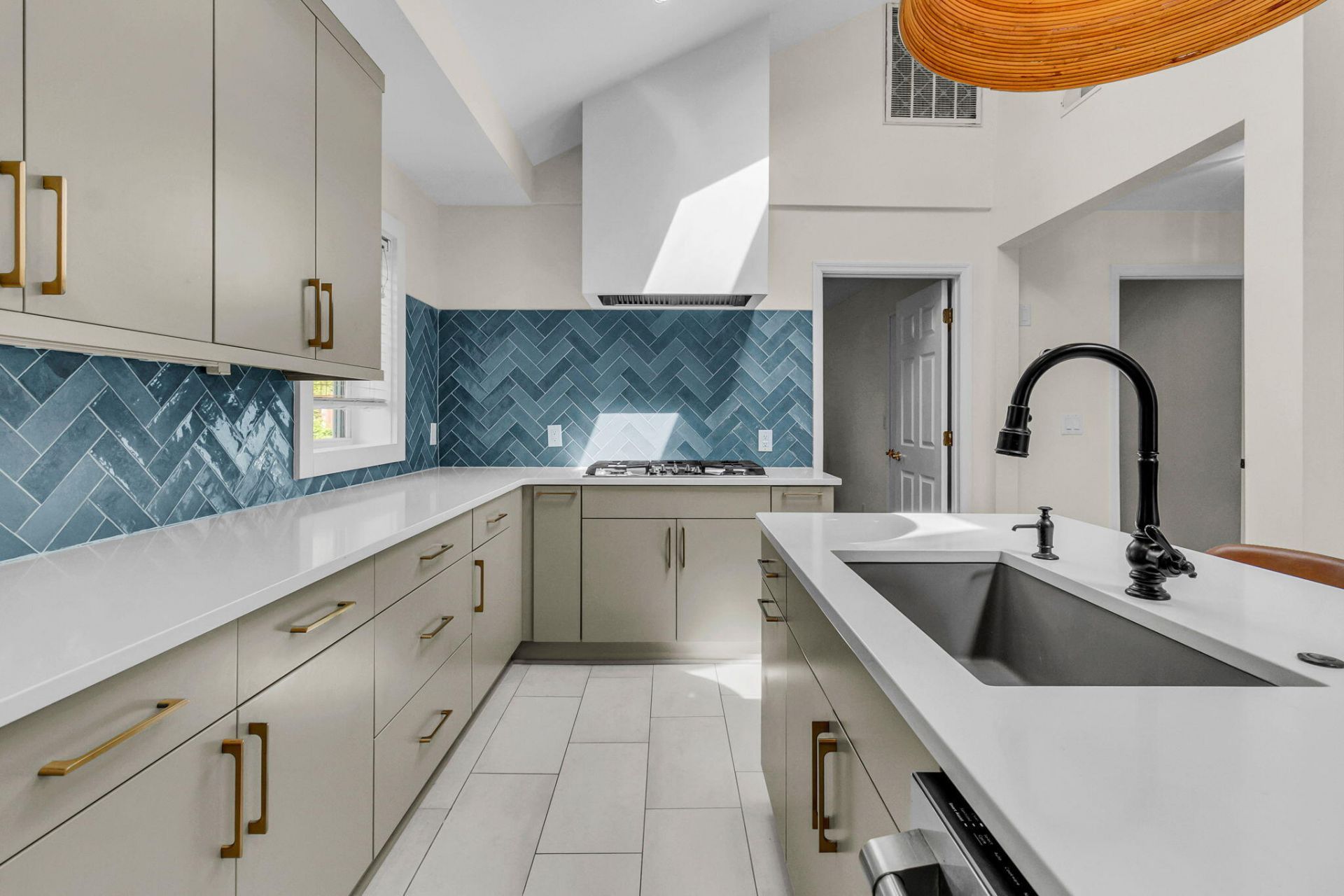 4950 N Rhett Avenue Photo 13