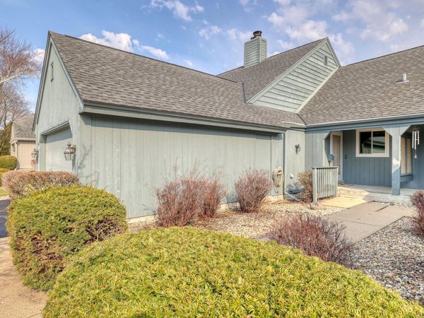 2324 W Cumberland Ct, Mequon, WI 53092