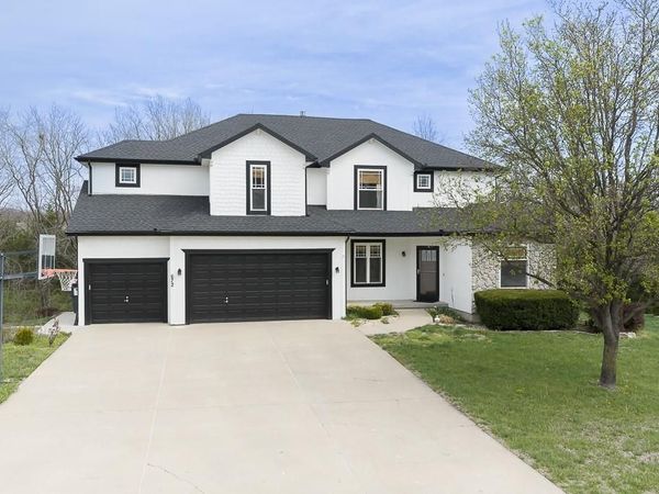 672 Everly Court, Lansing, KS 66043