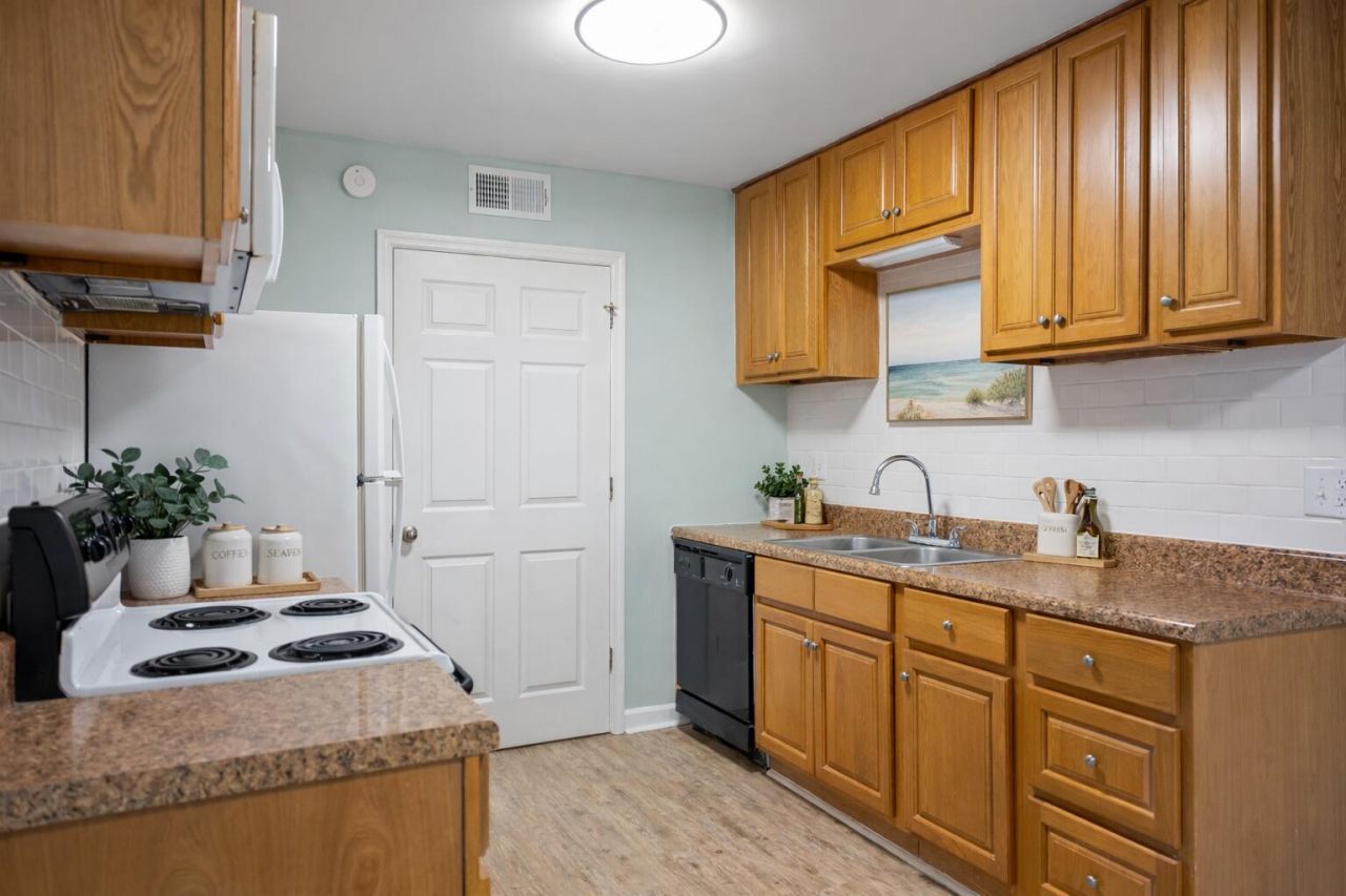 1402 Camp Road Photo 5