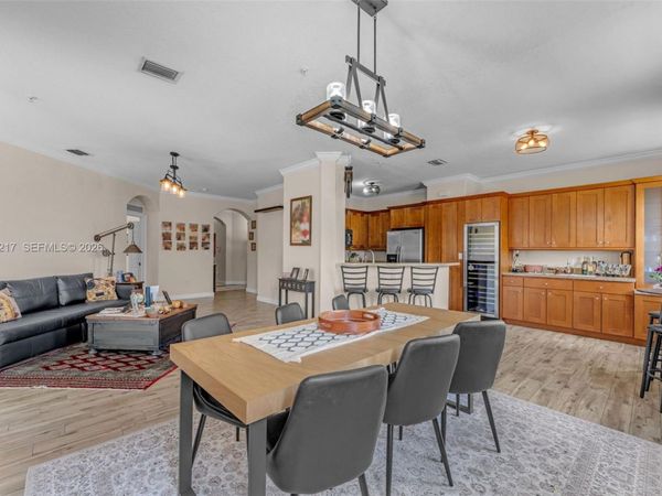 10012 NW 7th St, Unit 206, Miami, FL 33172