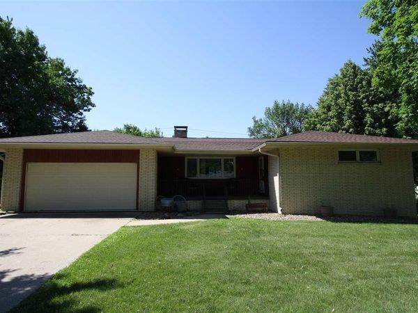 1008 1st St NE , Oelwein, IA 50662