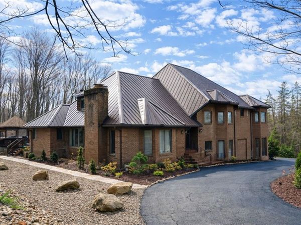 1 Coronado Dr, New Castle, PA 16105