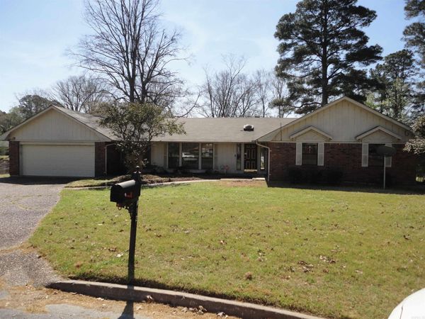12 Regency Lane, Pine Bluff, AR 71603