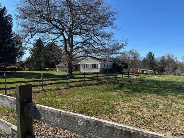 1 Scarlet Oak Rd, Tewksbury, NJ 07830