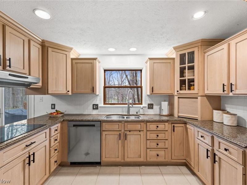 52 Carriage Stone Drive, Chagrin Falls, OH 44022 Photo 7