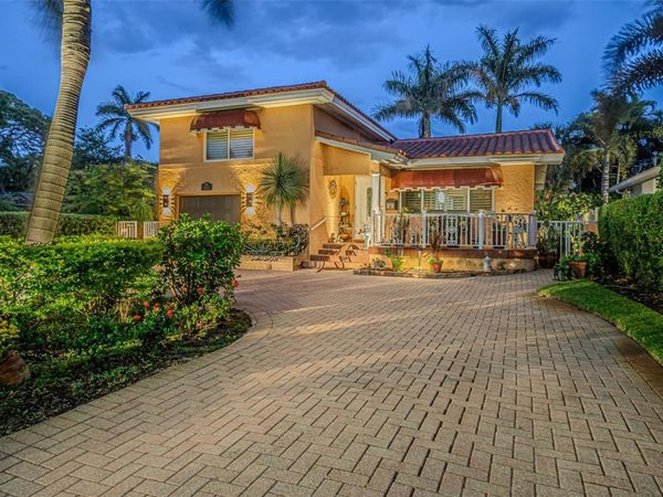 243 SNELL ISLE BOULEVARD NE, ST PETERSBURG, FL 33704