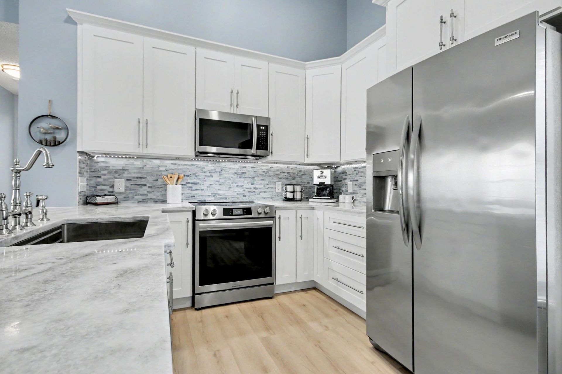 1001 Charles St. Photo 11