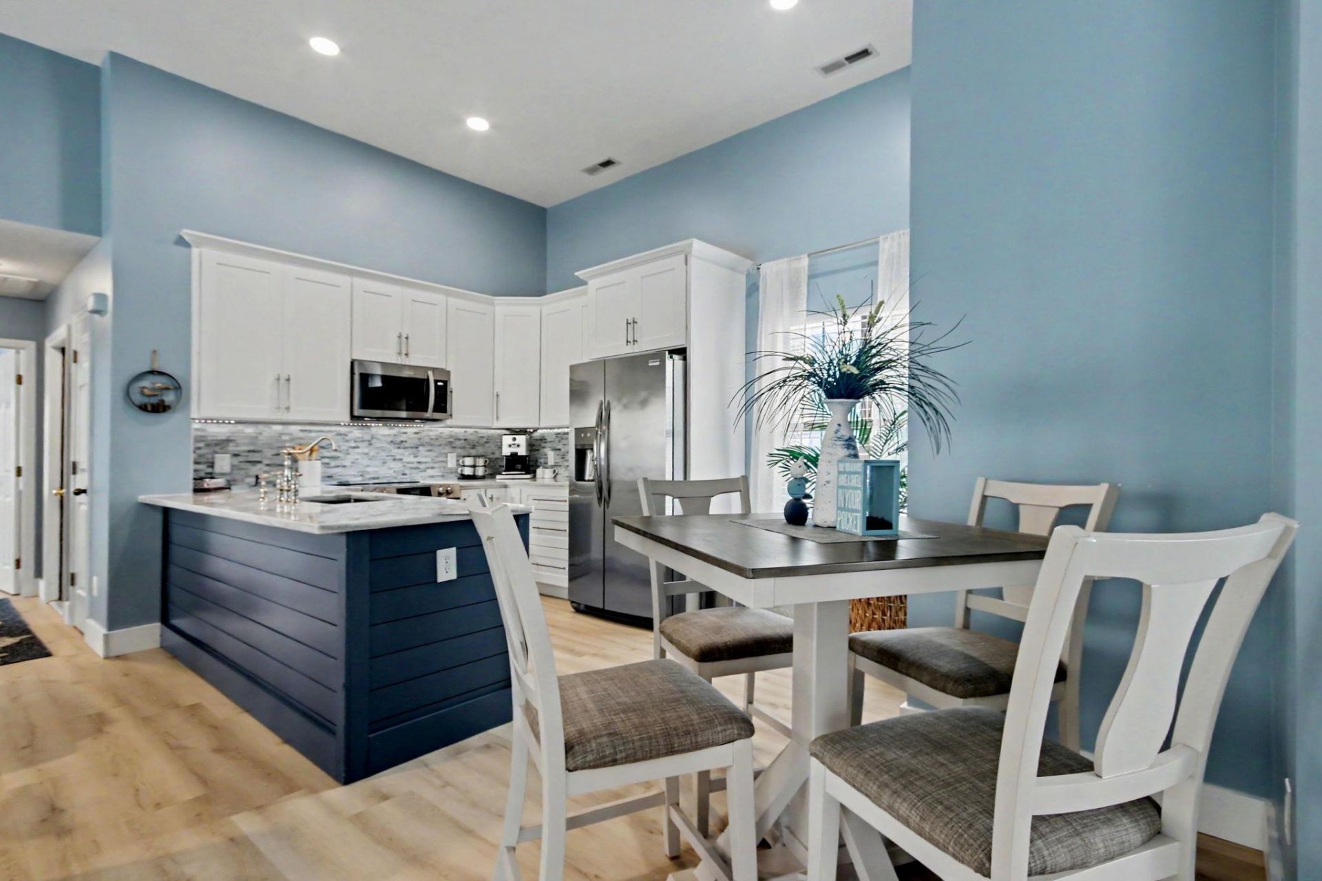 1001 Charles St. Photo 15