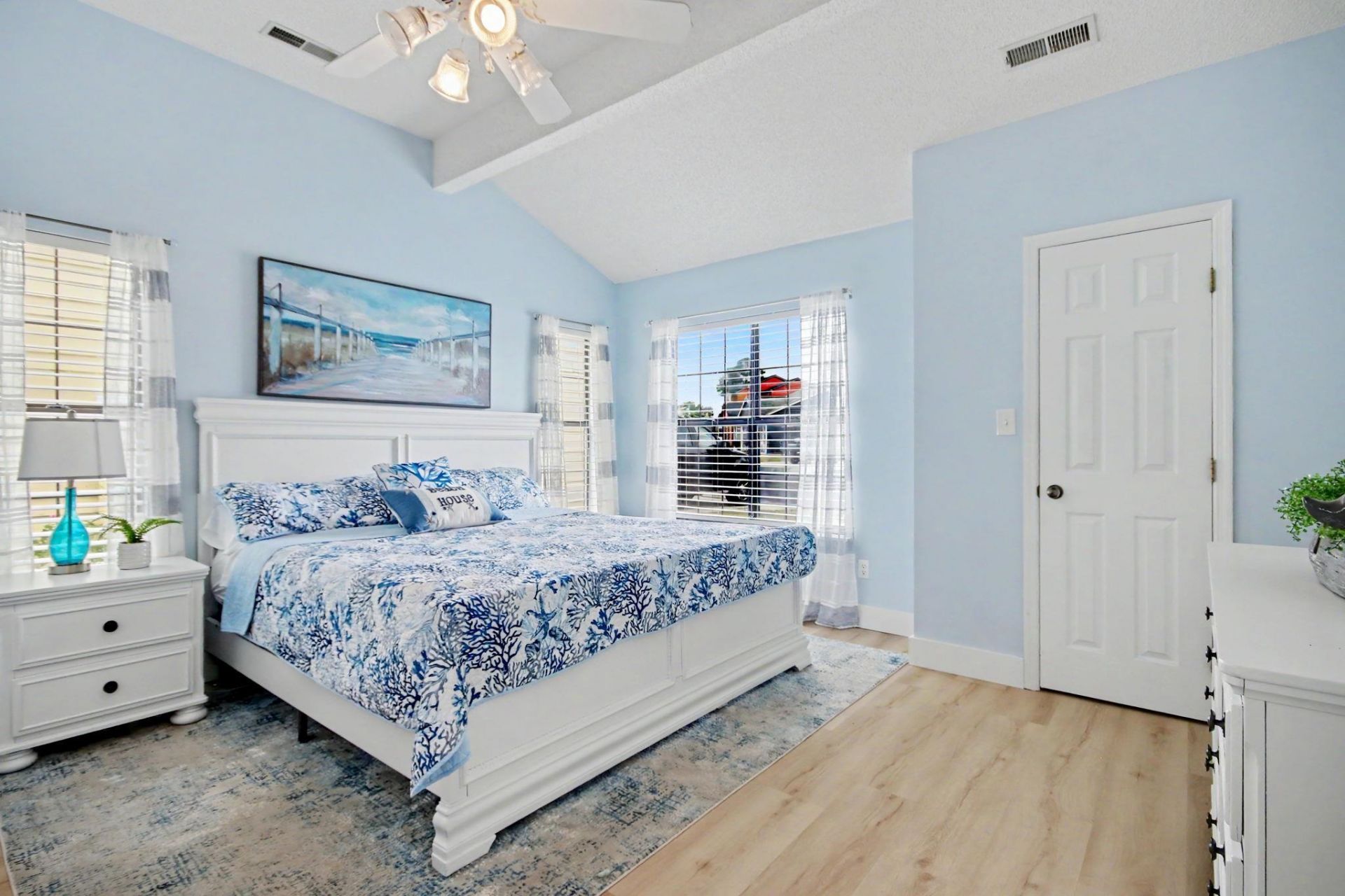 1001 Charles St. Photo 17