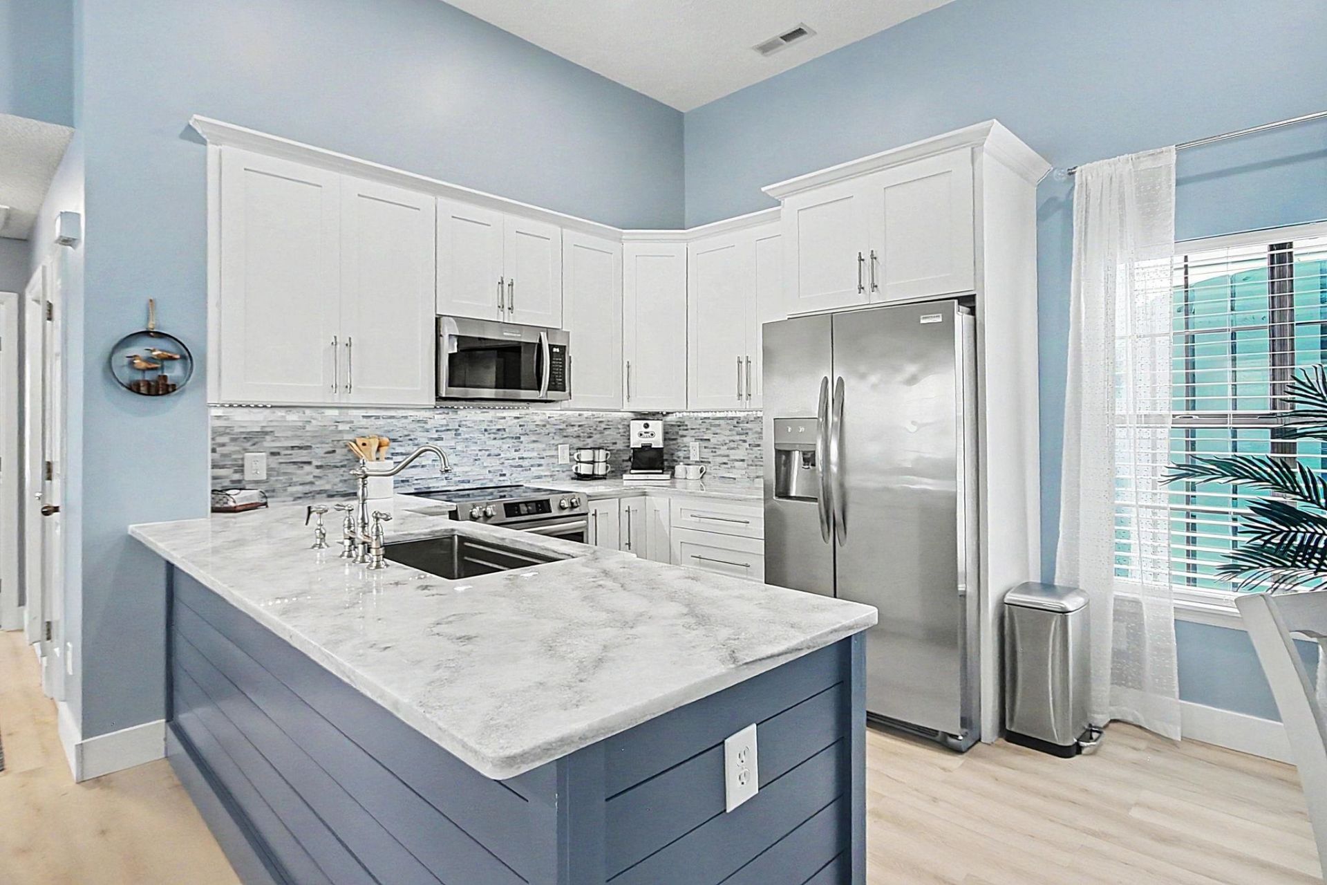 1001 Charles St. Photo 9