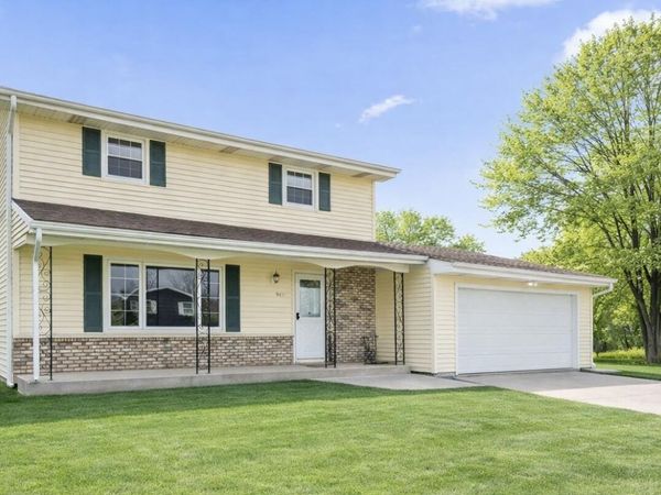 947 Iroquois Drive, Crown Point, IN 46307