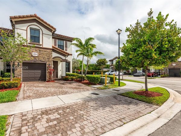 8903 NW 184th Ter, Miami Lakes, FL 33018