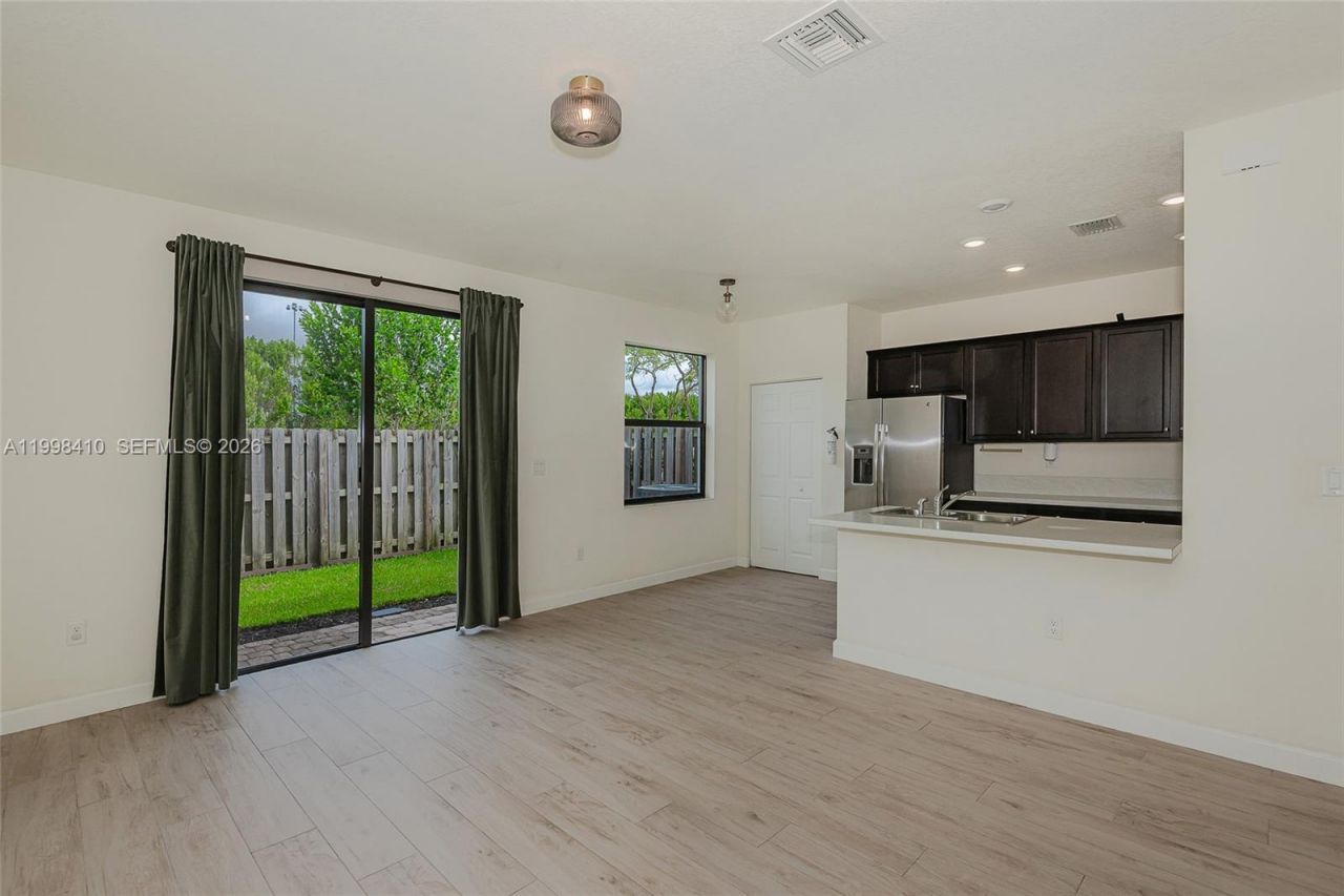 8903 NW 184th Ter, Miami Lakes, FL 33018 Photo