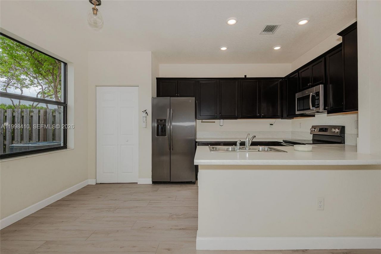 8903 NW 184th Ter, Miami Lakes, FL 33018 Photo