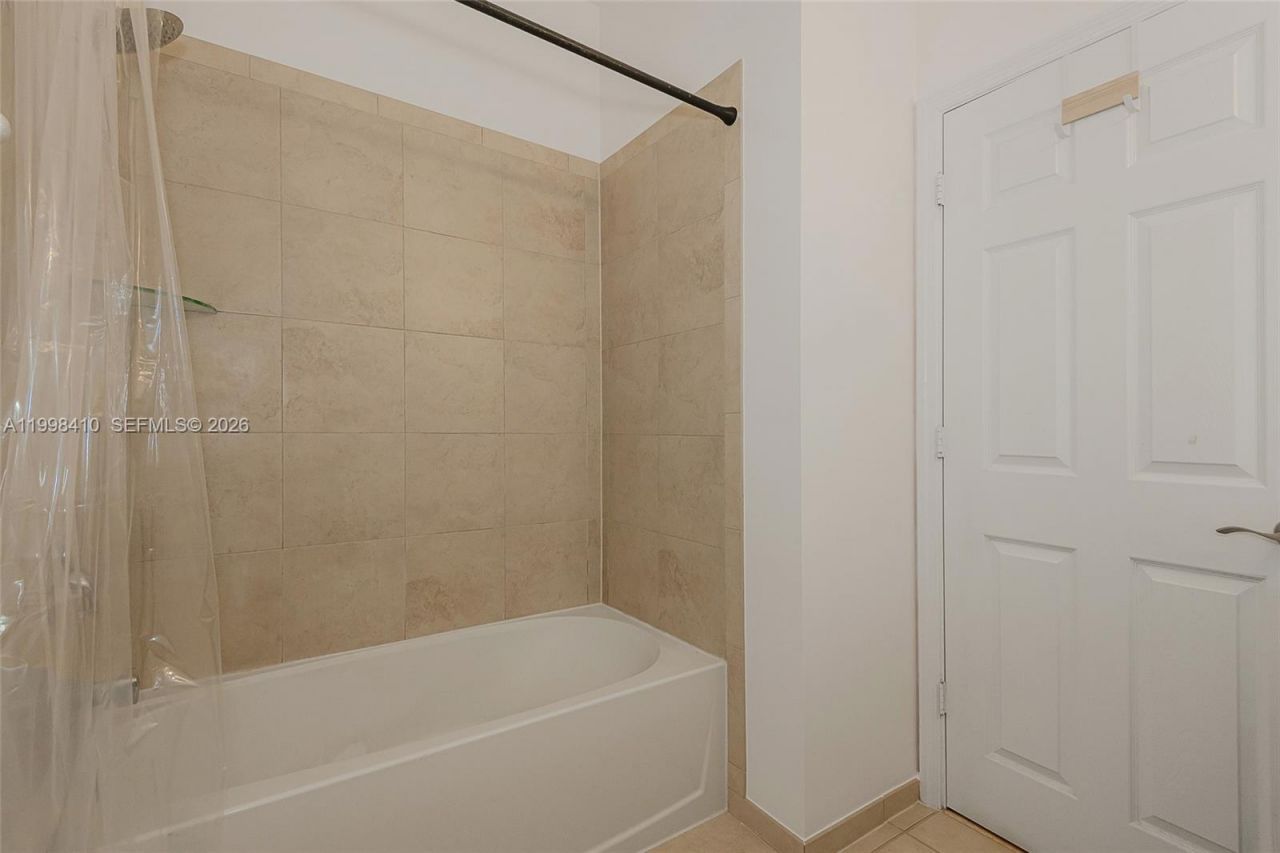 8903 NW 184th Ter, Miami Lakes, FL 33018 Photo