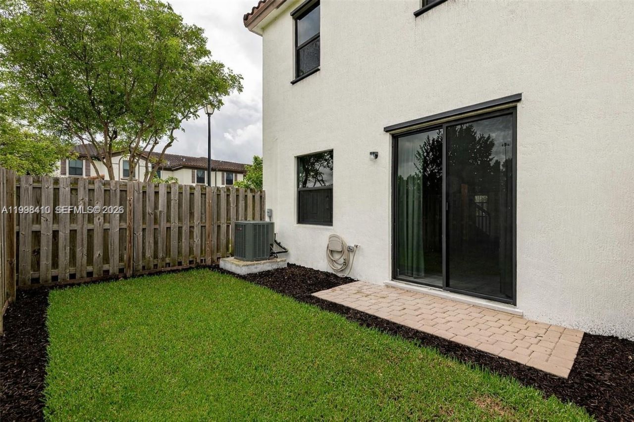 8903 NW 184th Ter, Miami Lakes, FL 33018 Photo