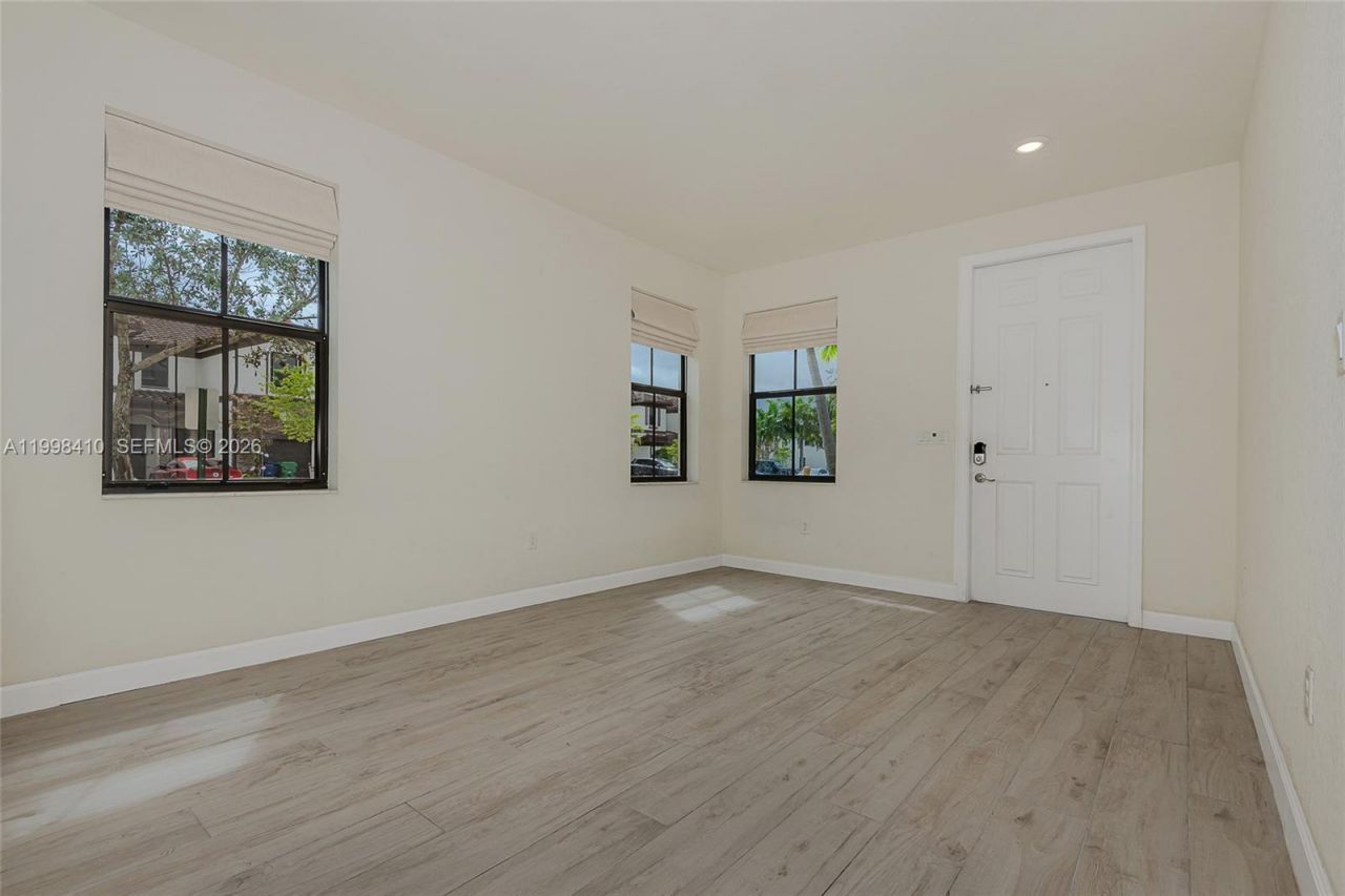 8903 NW 184th Ter, Miami Lakes, FL 33018 Photo