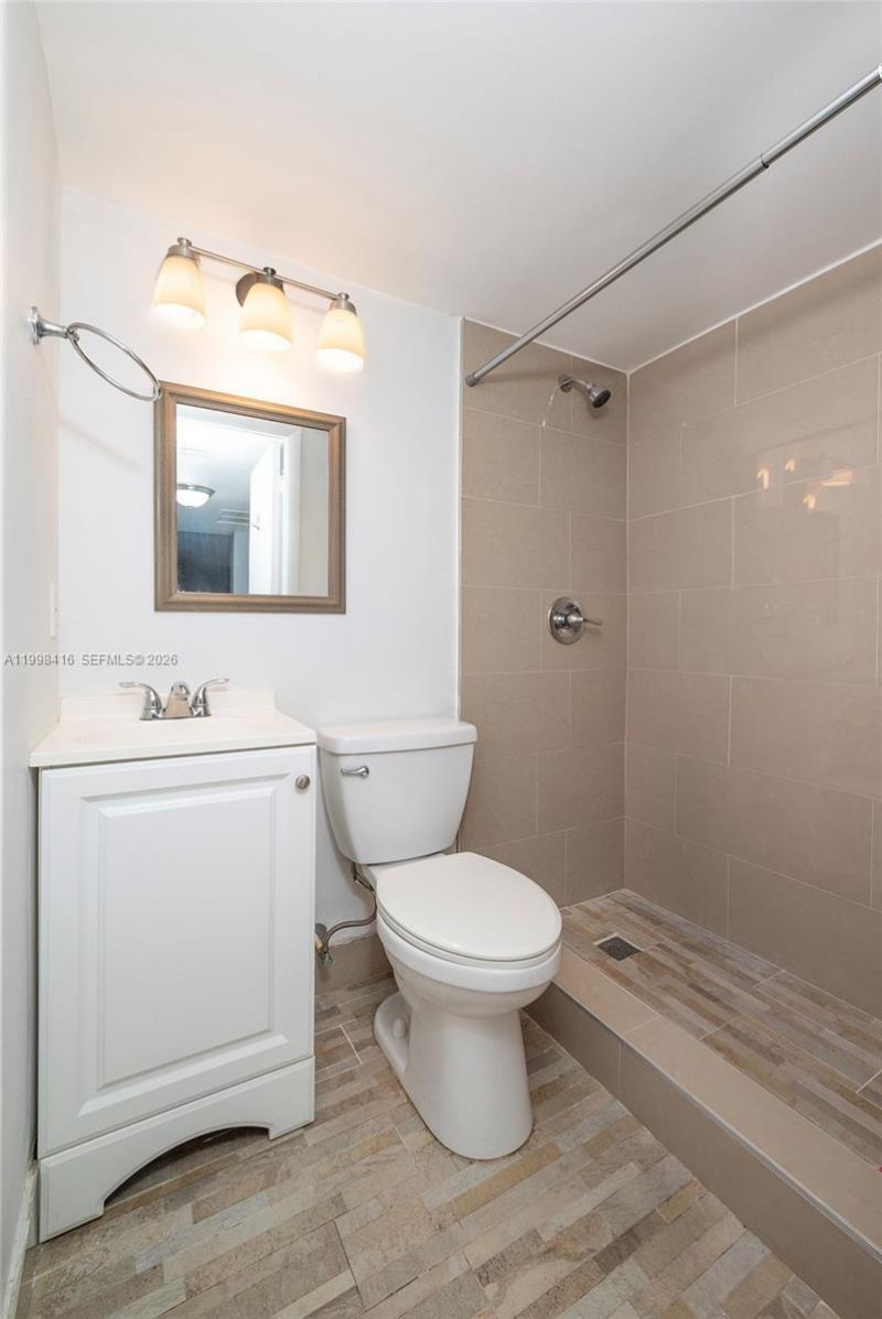 671 NE 195th St, Unit 114E, Miami, FL 33179 Photo