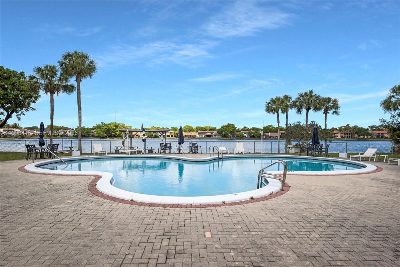 671 NE 195th St, Unit 114E, Miami, FL 33179 Photo