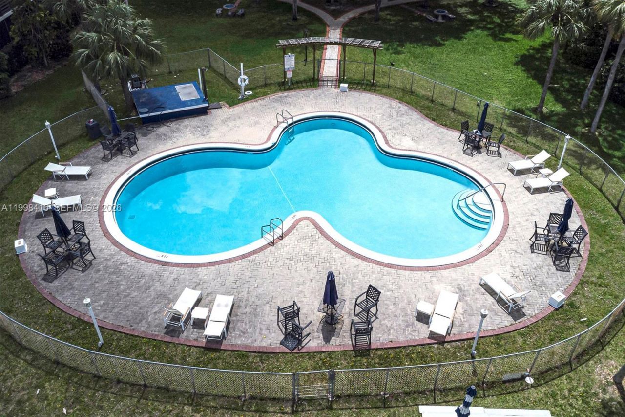 671 NE 195th St, Unit 114E, Miami, FL 33179 Photo