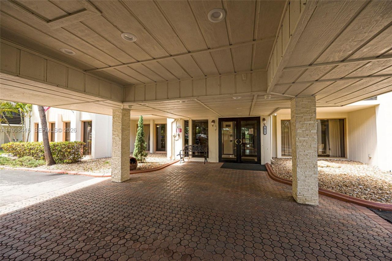 671 NE 195th St, Unit 114E, Miami, FL 33179 Photo