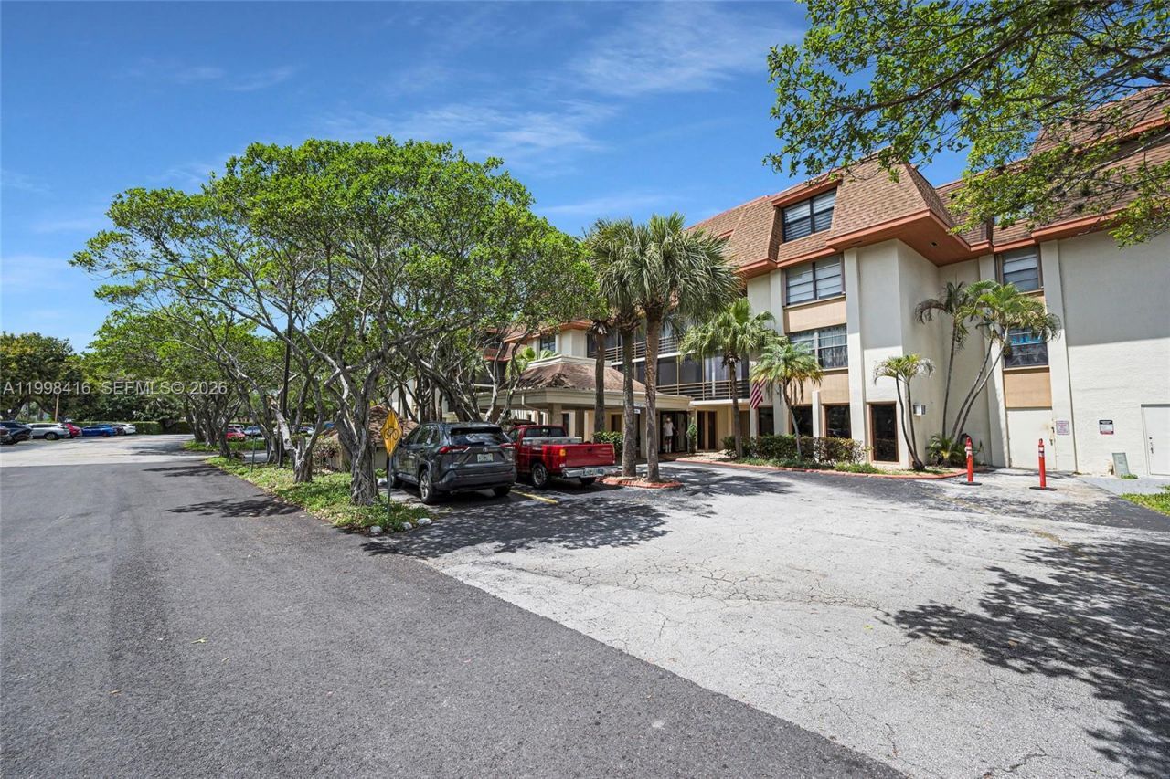 671 NE 195th St, Unit 114E, Miami, FL 33179 Photo