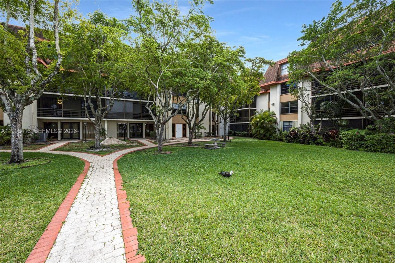 671 NE 195th St, Unit 114E, Miami, FL 33179 Photo