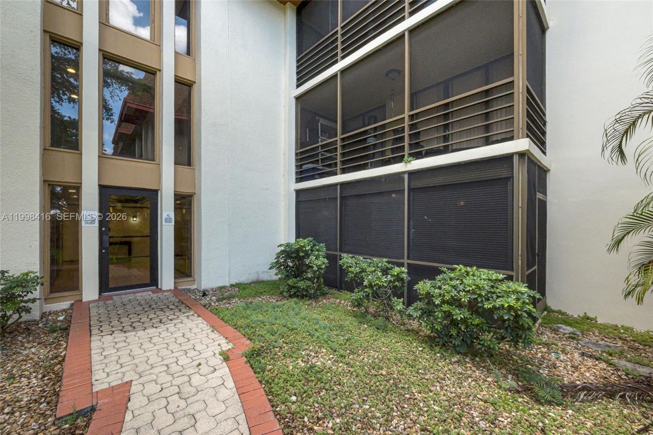 671 NE 195th St, Unit 114E, Miami, FL 33179 Photo