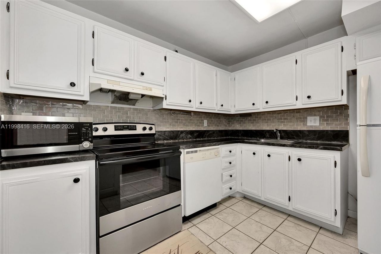 671 NE 195th St, Unit 114E, Miami, FL 33179 Photo