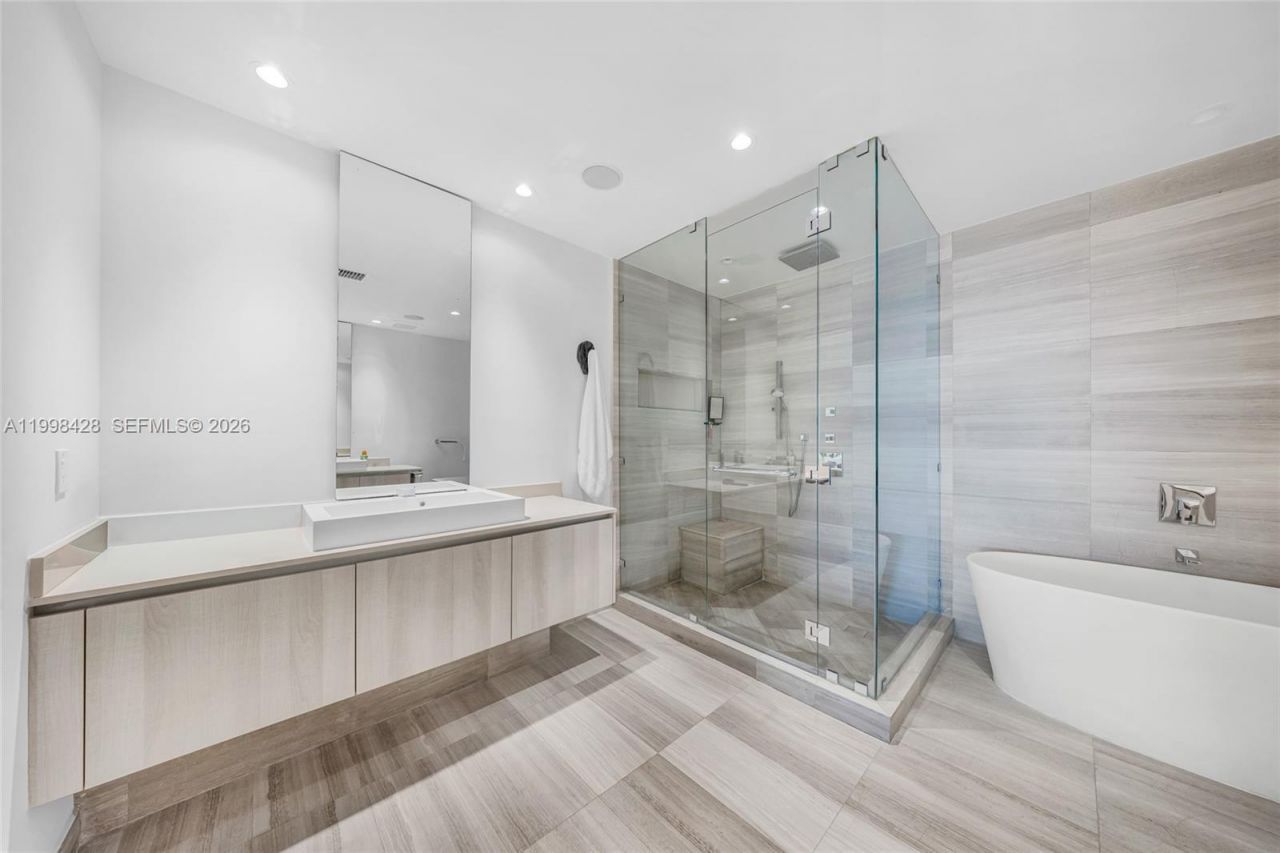 3300 NE 188th St, Unit 812, Aventura, FL 33180 Photo