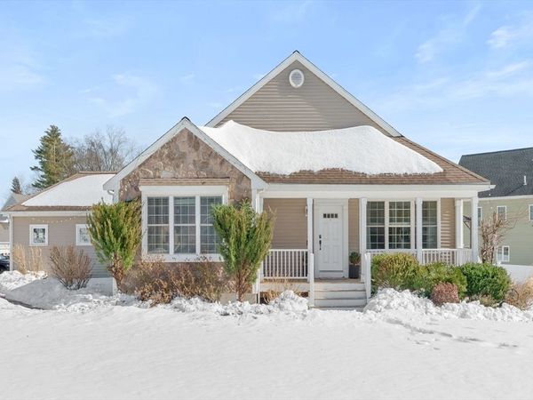 3 Parkview Ln, Brockton, MA 02302