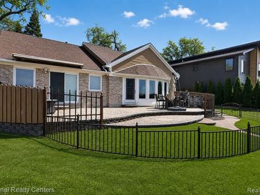 560 Black Oaks Trail, Howell, MI 48843