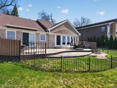 560 Black Oaks Trail, Howell, MI 48843