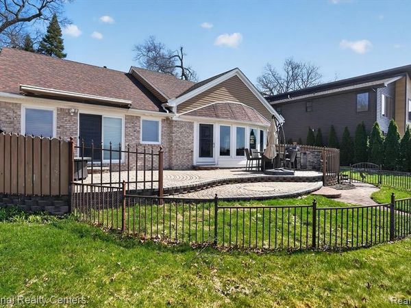 560 Black Oaks Trail, Howell, MI 48843