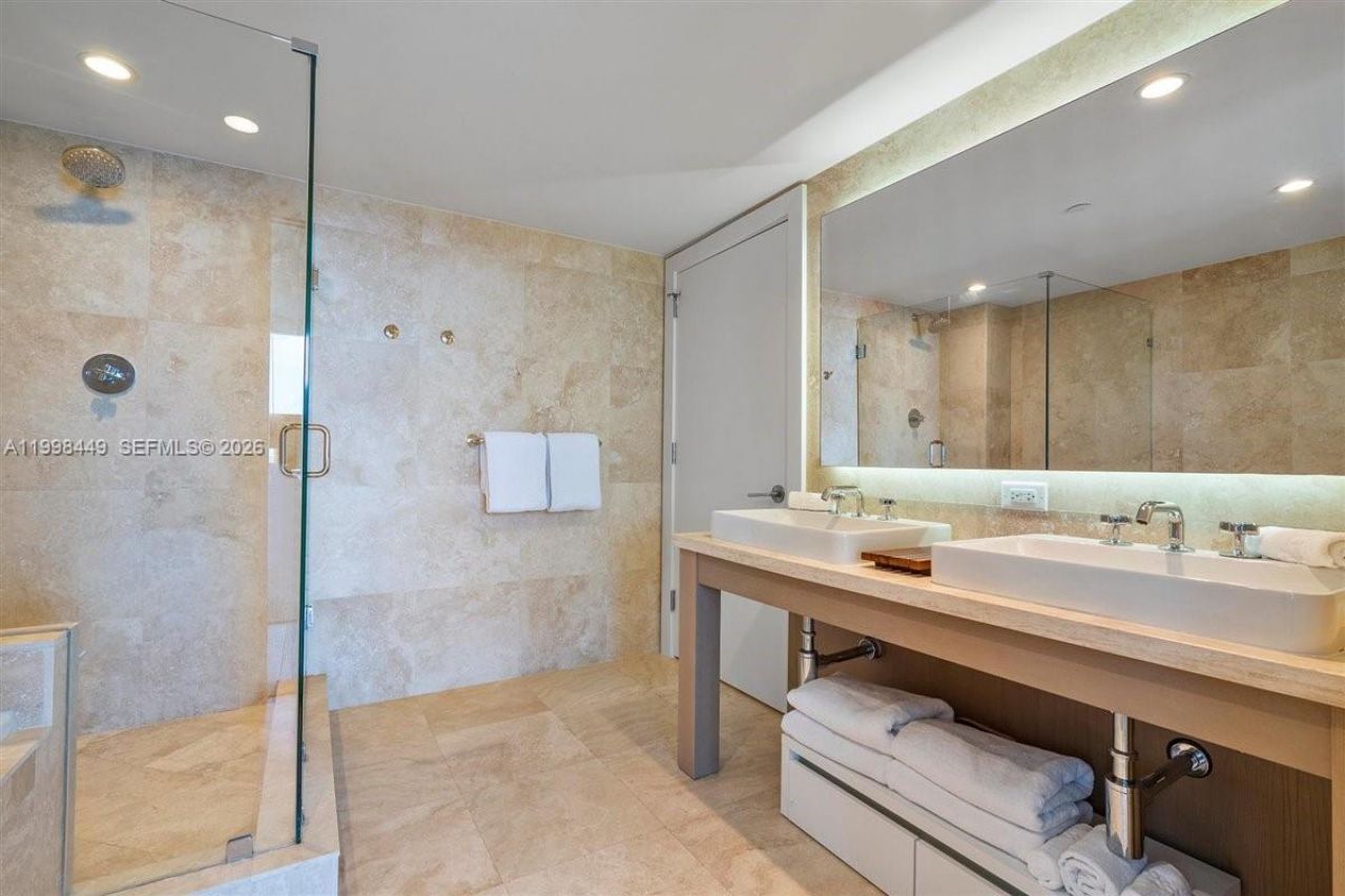 102 24th St, Unit 1520, Miami Beach, FL 33139 Photo