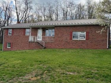 9 LOCUST LANE, THOMASVILLE, PA 17364