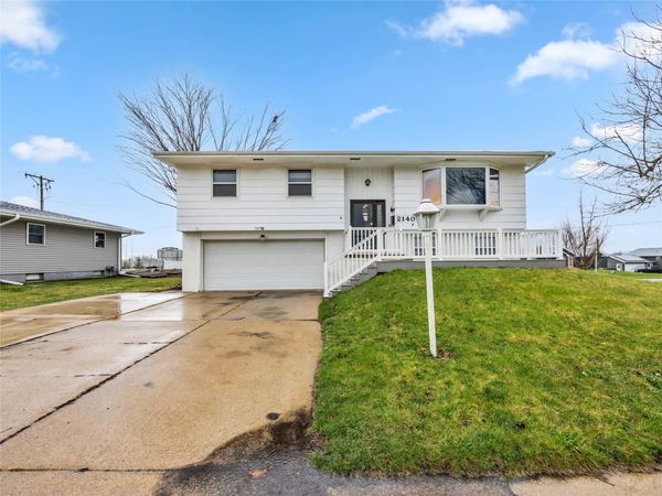 2140 Hillview Drive , Marion, IA 52302