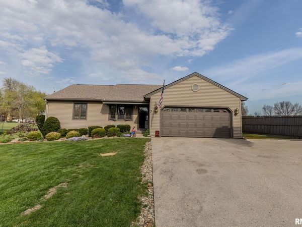 7 HICKORY Lane, Carlinville, IL 62626