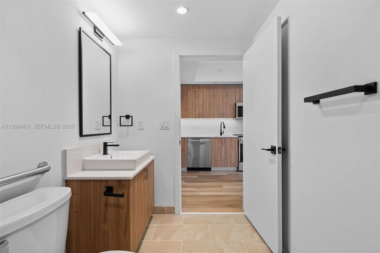 650 SW 1st St , Unit 401, Miami, FL 33130 Photo