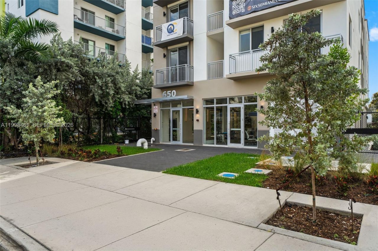650 SW 1st St , Unit 401, Miami, FL 33130 Photo