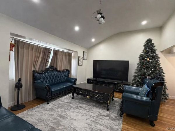 126 Radcliffe Road, Plainview, NY 11803