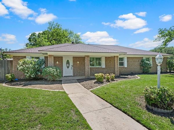 2 Lincolnshire Circle, Bedford, TX 76021